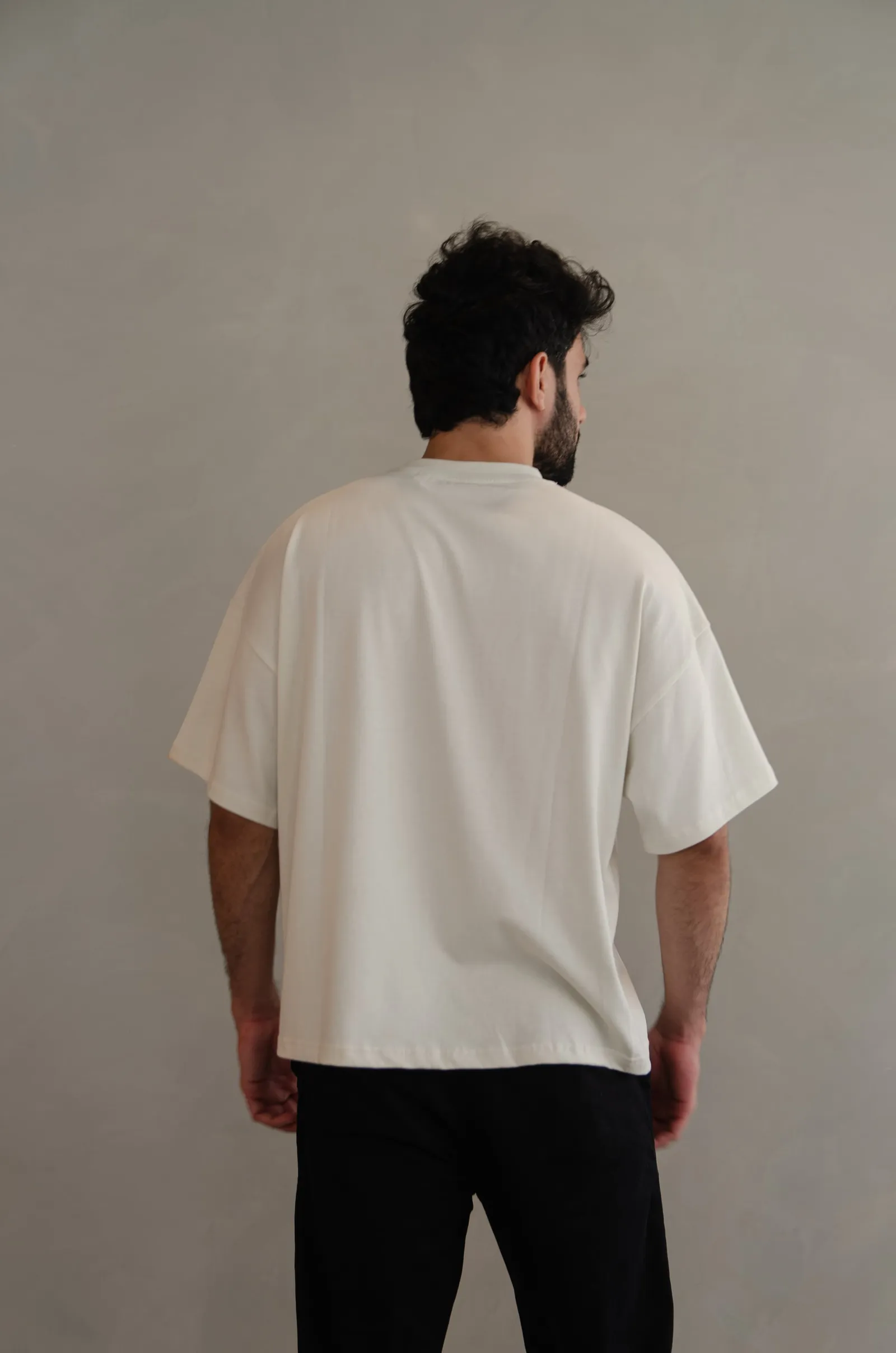 NEAR heavyweight vintage-white tee printed “facts travel light” — photo 1 of 11.