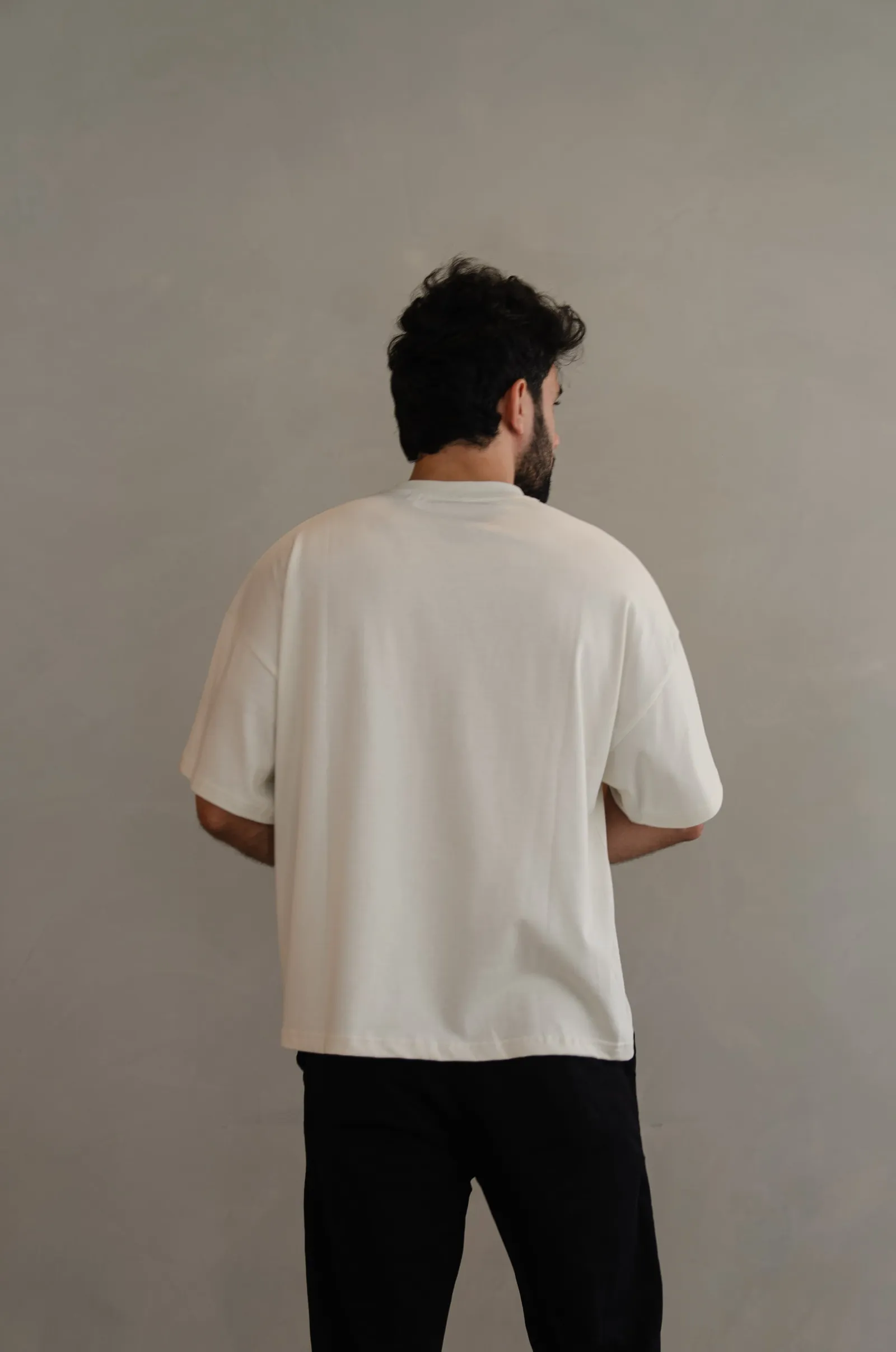 NEAR heavyweight vintage-white tee printed “the mind likes drama” — photo 2 of 11.