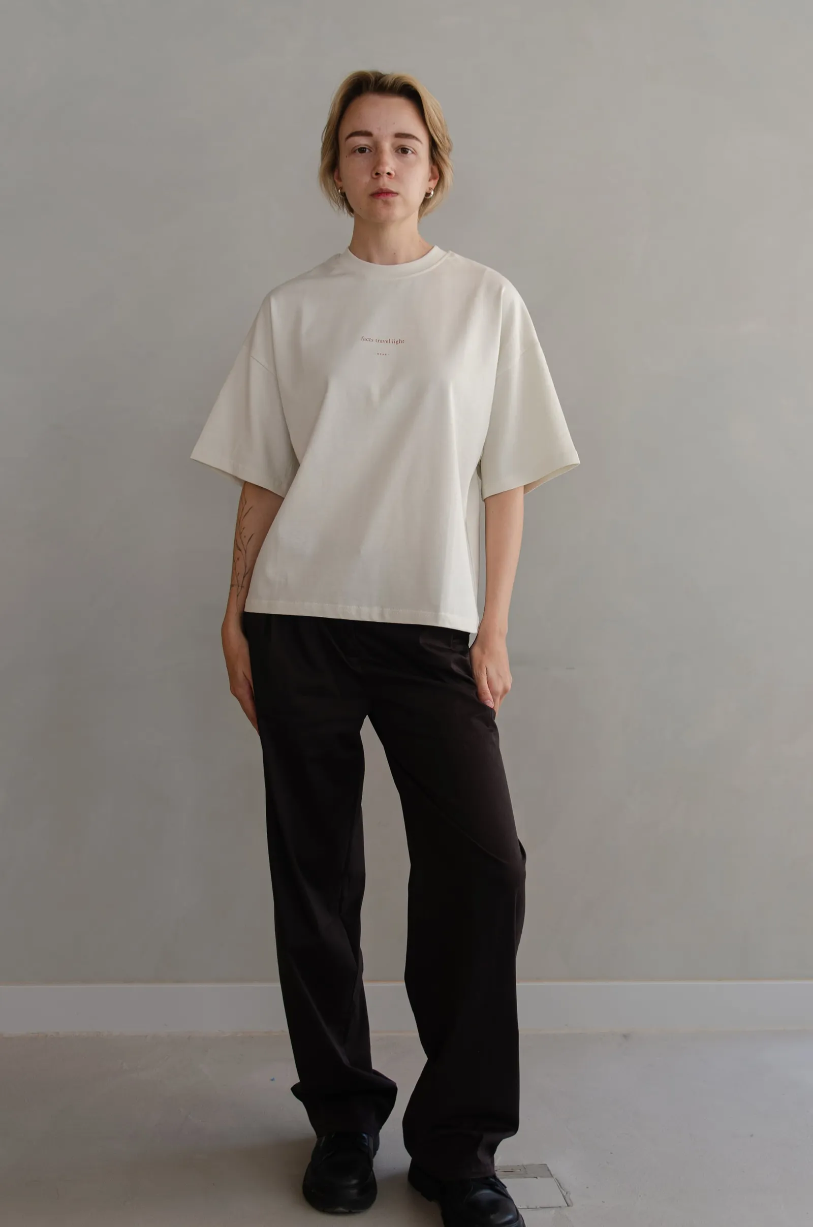 NEAR heavyweight vintage-white tee printed “facts travel light” — photo 6 of 11.