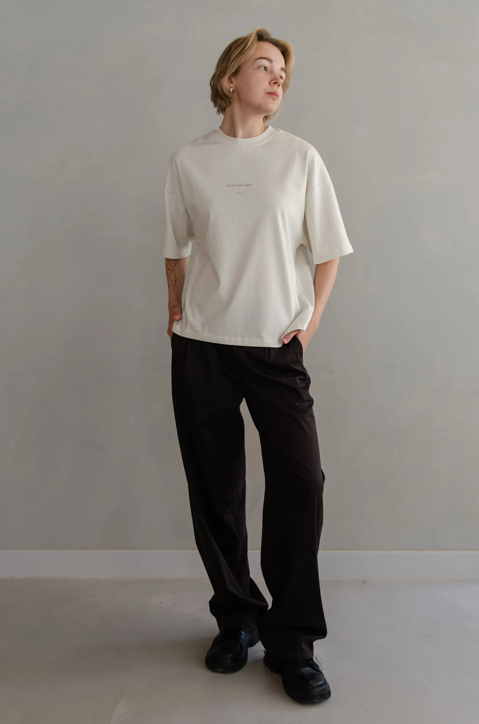 NEAR heavyweight vintage-white tee printed “facts travel light” — photo 7 of 11.