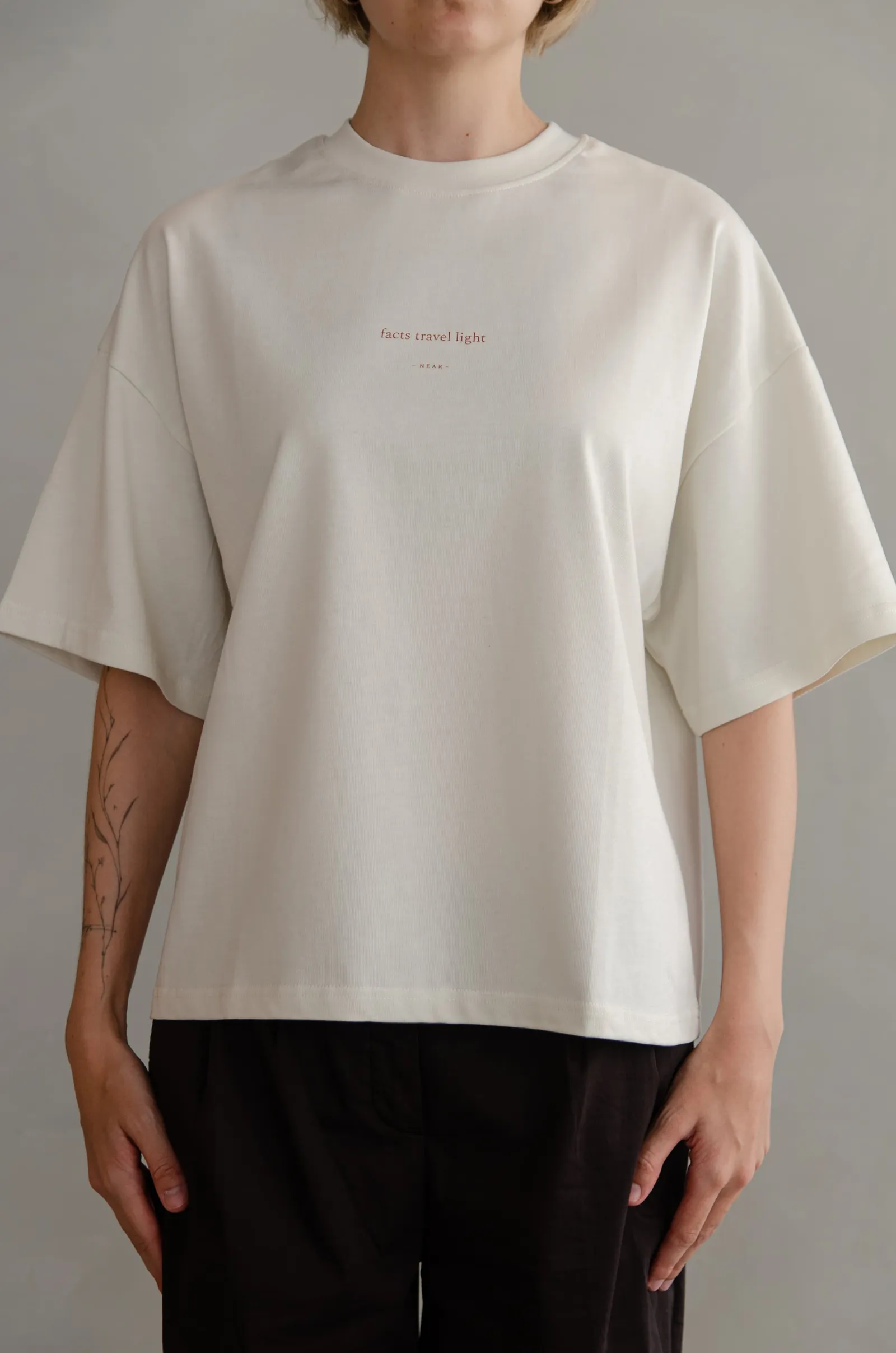 NEAR heavyweight vintage-white tee printed “facts travel light” — photo 8 of 11.