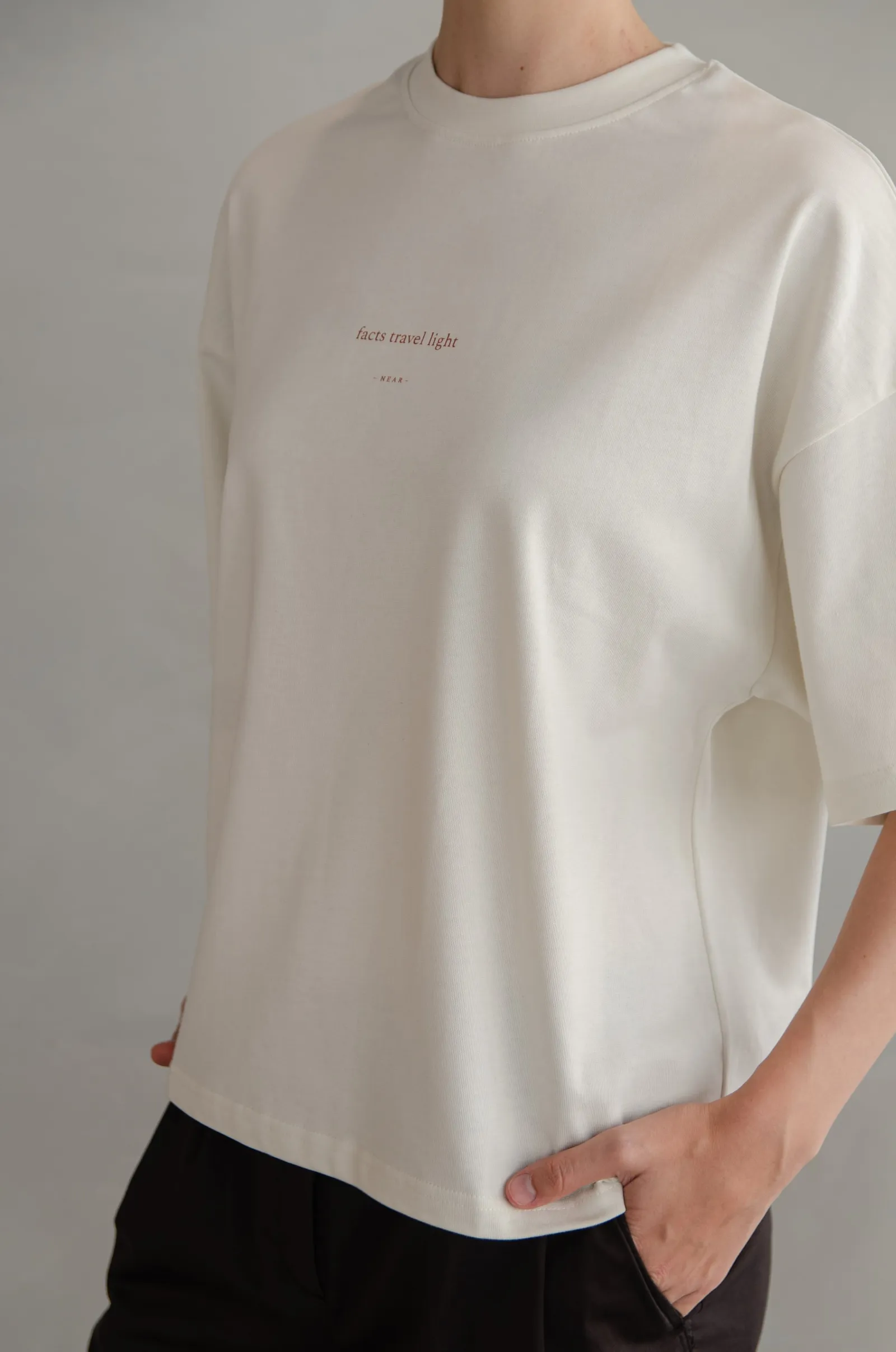 NEAR heavyweight vintage-white tee printed “facts travel light” — photo 9 of 11.
