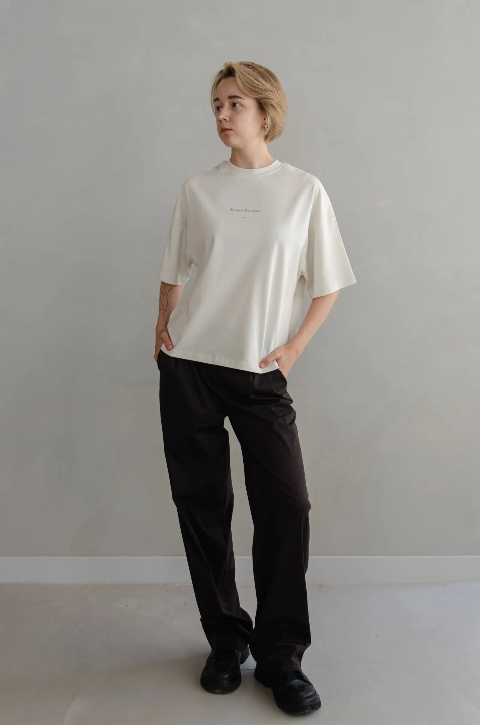 NEAR heavyweight vintage-white tee printed “the mind likes drama” — photo 8 of 11.
