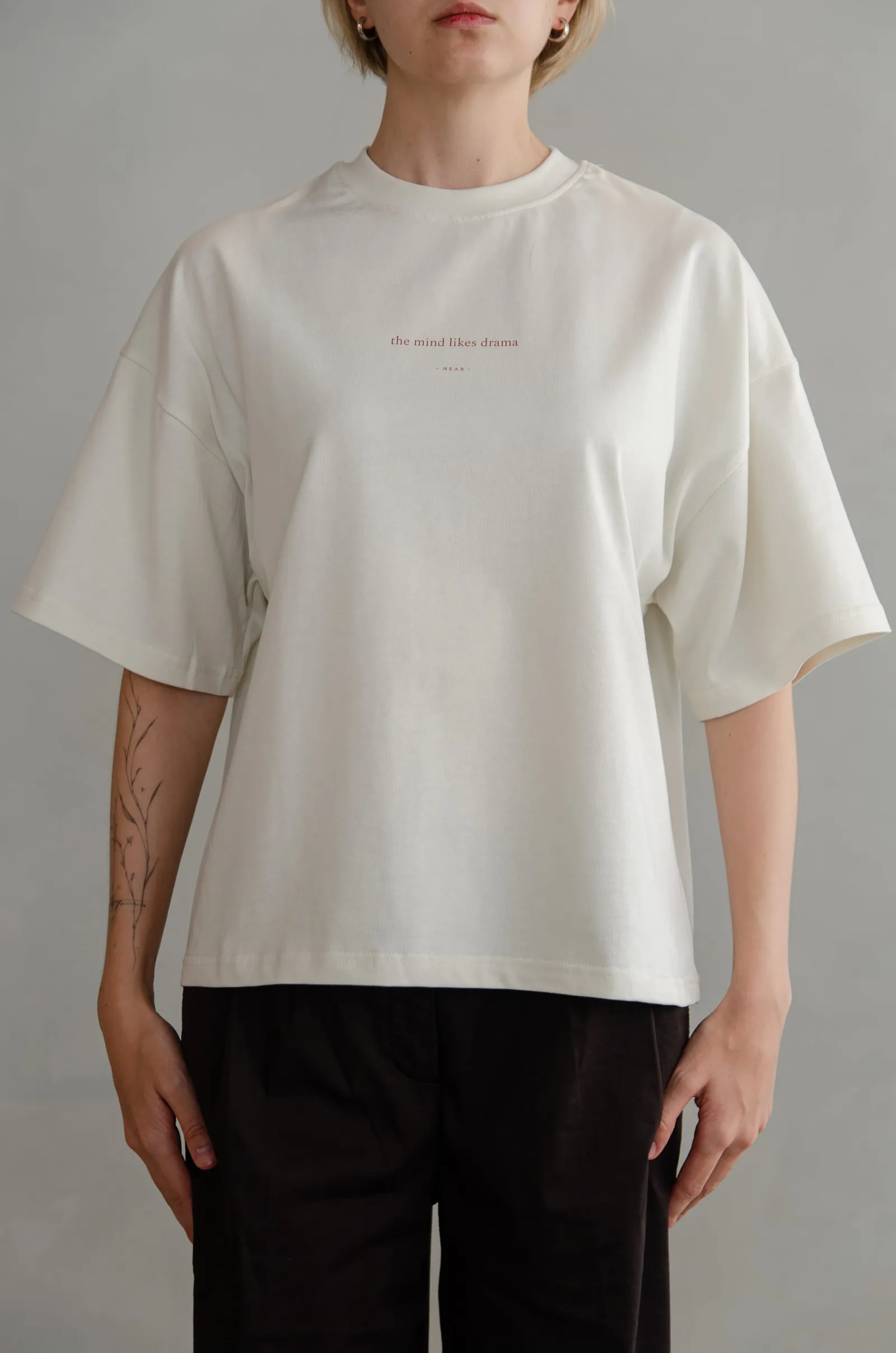 NEAR heavyweight vintage-white tee printed “the mind likes drama” — photo 9 of 11.