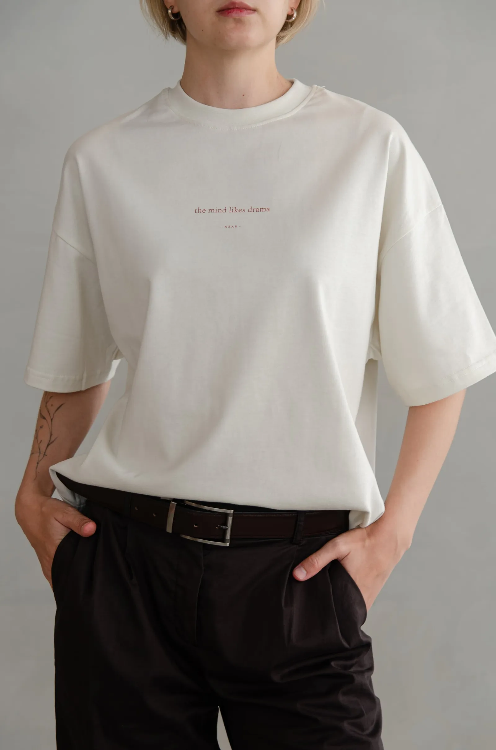 NEAR heavyweight vintage-white tee printed “the mind likes drama” — photo 10 of 11.
